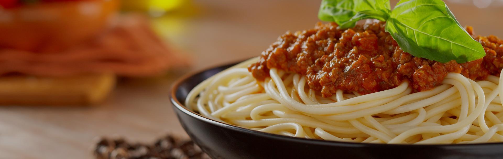 Spaghetti w ciemnym naczyniu